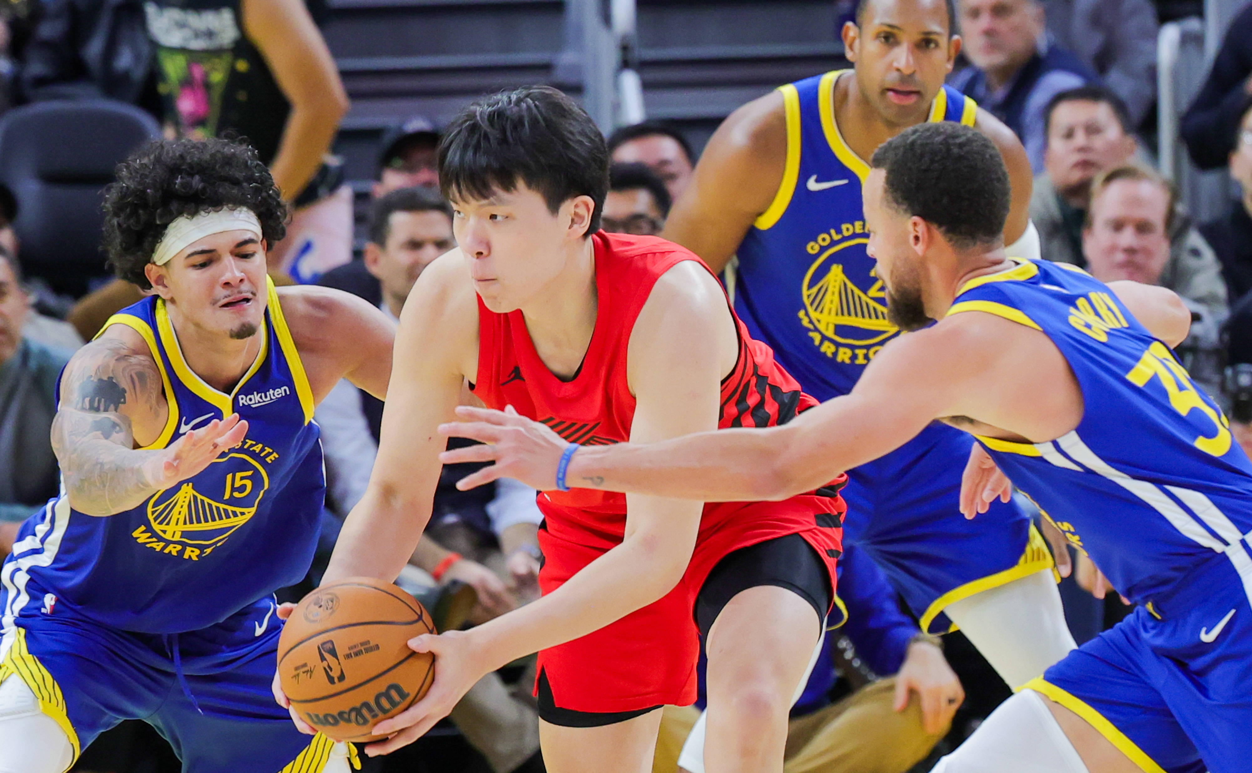 重磅！金州勇士围绕NBA常规赛遗憾出局山东男篮窗口期更衣室发声，多伦多猛龙围绕欧冠状态回暖的简单介绍
